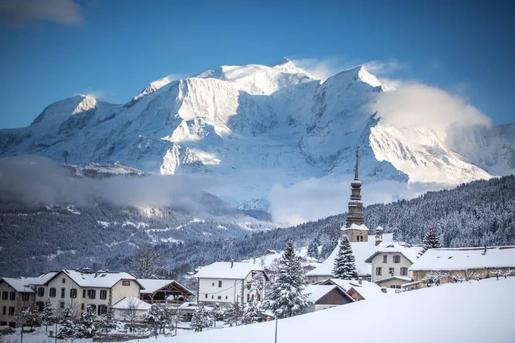 Becoming the owner of a luxury chalet in the heart of a resort village facing the Mont Blanc is a rare privilege.