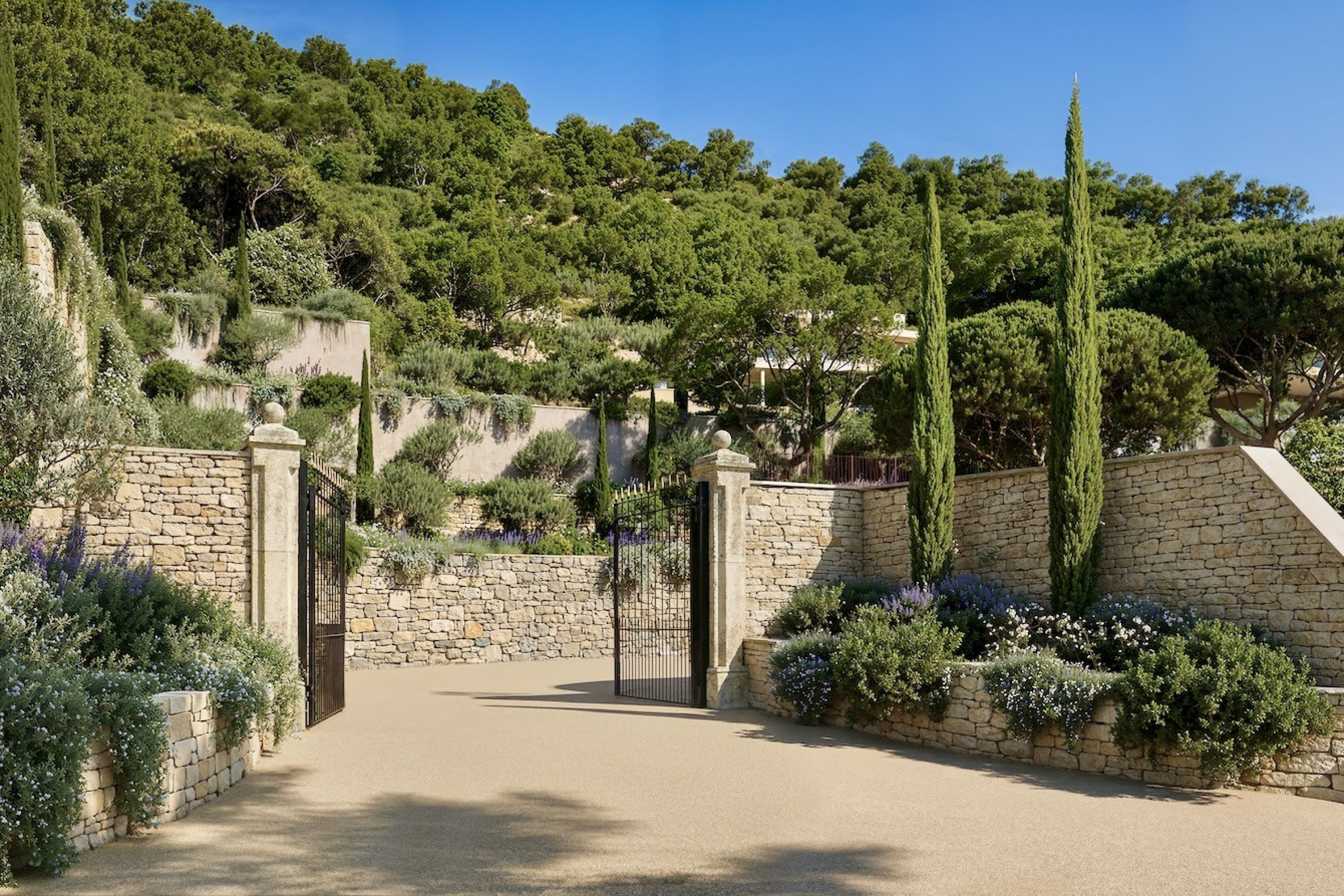 Domaine-portail-entree-les-Villas-de-Beauvallon-grimaud