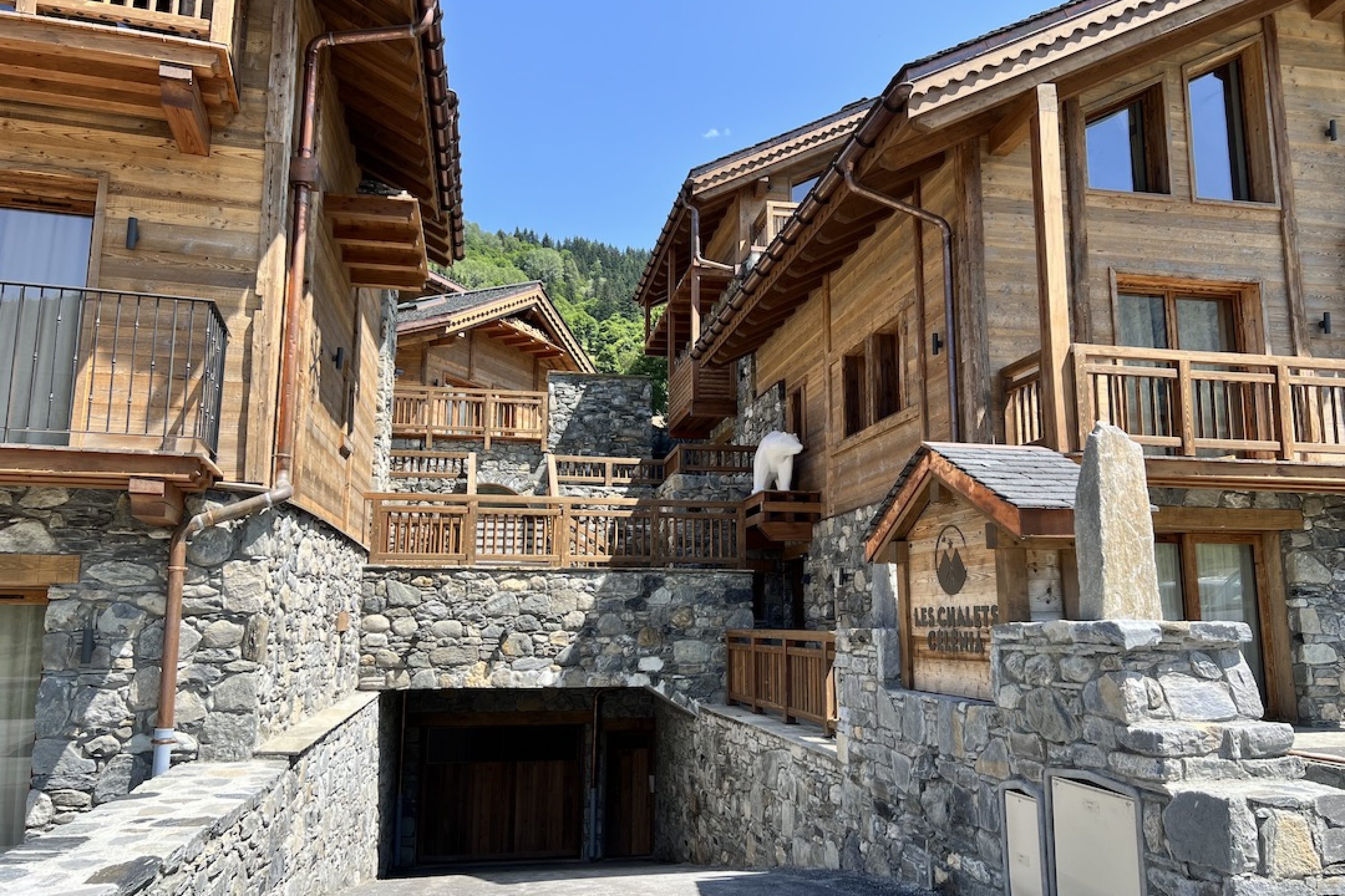 VENTE-CHALET-NEUF-LES-CHALETS-CELENIA-MERIBEL-LA-GITTAZ_ACCES_GARAGE_WEB