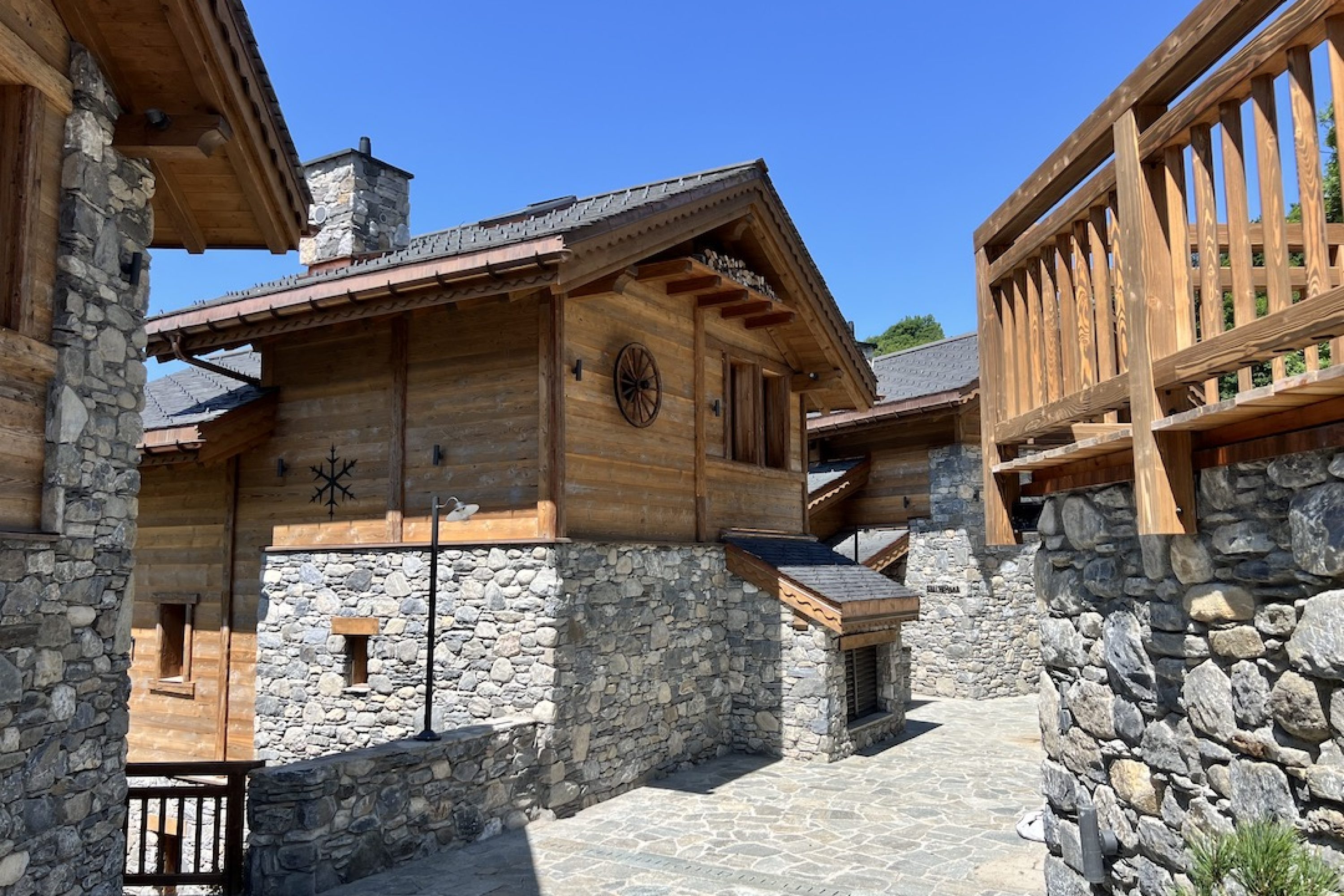 VENTE-CHALET-NEUF-LES-CHALETS-CELENIA-MERIBEL-LA-GITTAZ_COUR_INTERIEURE_WEB