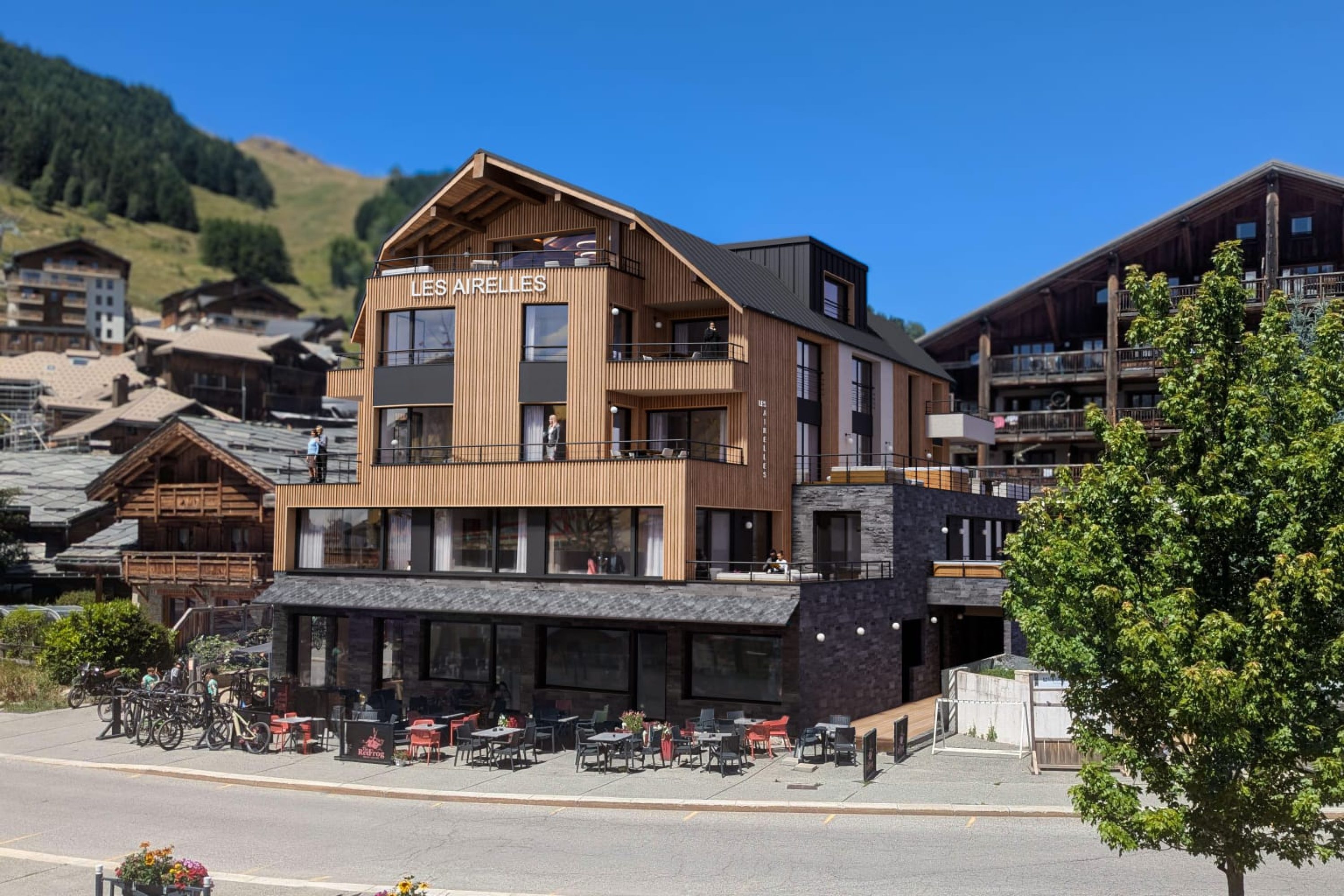 appartement-neuf-residence-les-airelles-les-2-alpes-vue-exterieure-ete